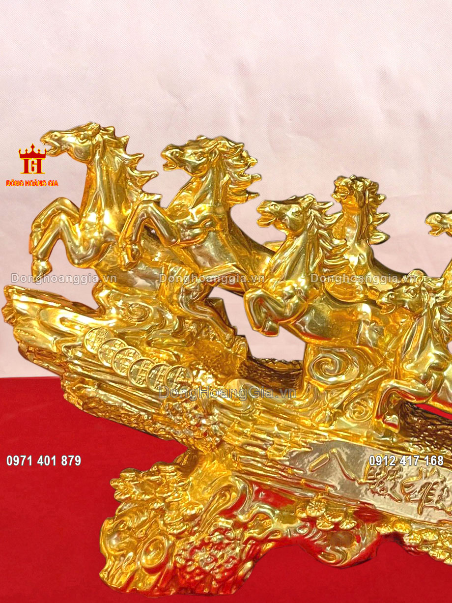 Pho tượng bát mã được nghệ nhân chế tác thủ công hoàn toàn